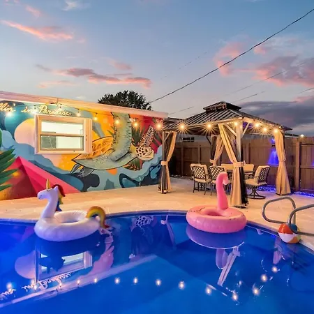 Luxe 4 Bedroom Heated Pool - Hardrock - Stadium - Beach